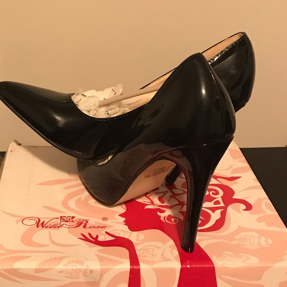 Ladies Black Patent Leather Pumps